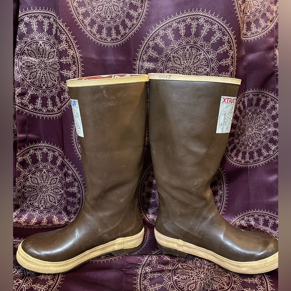 Salmon Sisters Xtratuf boots - Picture 8 of 11